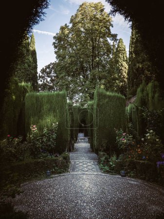 Fuente en los jardines del Generalife del palacio de la Alhambra en Granada, Andalucía, España, durante las vacaciones de verano, el turismo, el agua