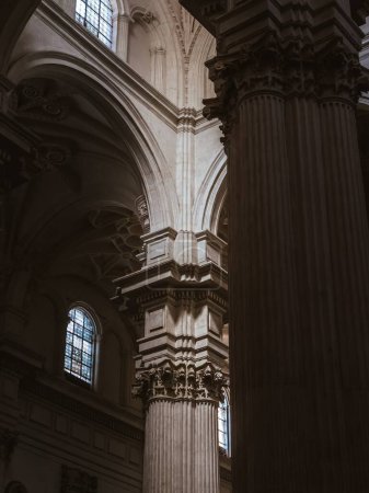 Téléchargez les photos : Une colonne de marbre de l'intérieur de la cathédrale de Grenade - Grenade, Andalousie, Espagne, colonnes de marbre architecture catholique - en image libre de droit