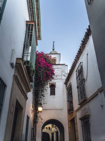 Famoso edificio del minarete de Masjid en Calleja de la Hoguera en Córdoba, España