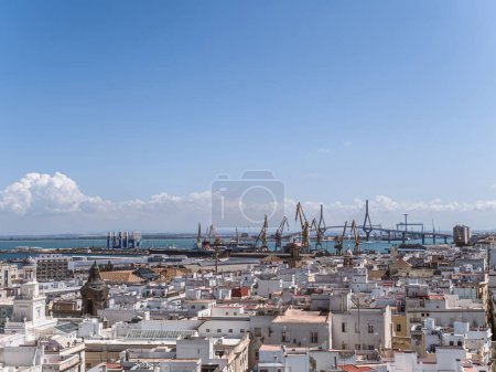 Luftaufnahme des Frachthafens von Cadiz, Andalusien, Spanien, mit Kränen über der Skyline