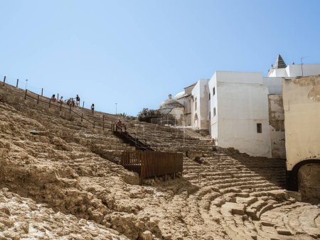 Foto der Ruinen des römischen Theaters in Cadiz, Spanien, an einem heißen, sonnigen Tag. Landschaft mit altrömischem Theater und alten Gebäuden im Stadtzentrum von Cadiz.