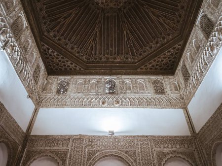 Tallados en madera y piedra ornamentales en el interior del Real Alcázar de Sevilla, Andalucía, España