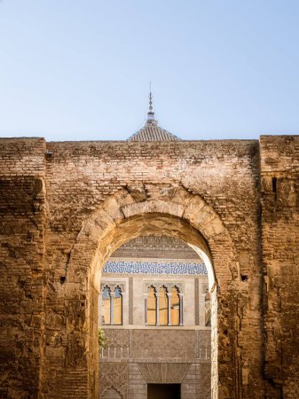 Die Frontansicht des Königspalastes im Real Alcazar de Sevilla, vom Patio de la Monteria, Andalusien, Spanien