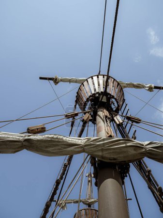 Tiefansicht auf den Mast des historischen Nachbildes des Schiffs Nao Victoria in Sevilla, Andalusien, Spanien