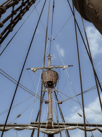 Tiefansicht auf den Mast des historischen Nachbildes des Schiffs Nao Victoria in Sevilla, Andalusien, Spanien