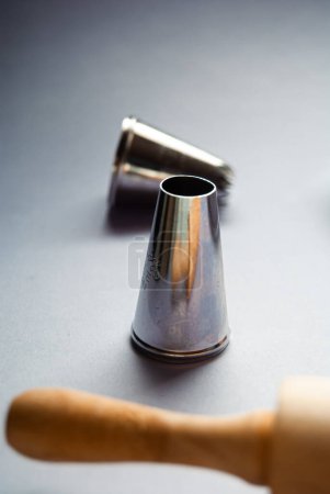 Foto de Herramientas para hornear, variedad de puntas de tuberías sobre un fondo gris - Imagen libre de derechos