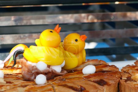 Téléchargez les photos : Marzipan art poulet oiseau nid gâteau dessert, spécialité Pâques - en image libre de droit