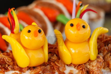 Téléchargez les photos : Poulet marzipan de Pâques drôle pour garniture de gâteau - en image libre de droit