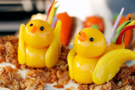 Téléchargez les photos : Pâtisserie art poulet oiseau gâteau dessert, spécialité Pâques - en image libre de droit