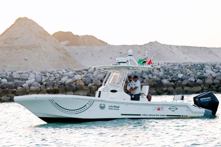 Téléchargez les photos : Dubaï, Émirats arabes unis - 30 août 2022 Dubai police côtière dans un bateau de vitesse - en image libre de droit