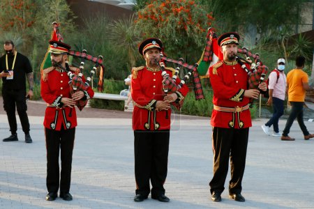 Téléchargez les photos : Dubaï, Émirats arabes unis - mars 15, 2022 Emirati Police Brass band orchestra performing at Expo 2020 Dubai Daily Parade - en image libre de droit