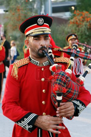 Téléchargez les photos : Dubaï, Émirats arabes unis - mars 15, 2022 Emirati Police Brass band orchestra performing at Expo 2020 Dubai Daily Parade - en image libre de droit