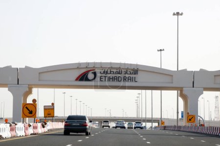 Foto de Abu Dhabi, Emiratos Árabes Unidos - 12 de abril de 2023 Etihad Rail, la primera red ferroviaria nacional de carga y pasajeros que conecta los siete emiratos de los Emiratos Árabes Unidos - Imagen libre de derechos