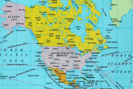 Foto de Mapa del mundo con el continente norteamericano, países y océanos, Alaska, América y Canadá en foco - Imagen libre de derechos