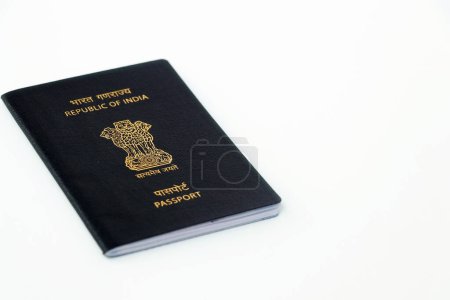 passeport indien en gros plan avec fond blanc et espace