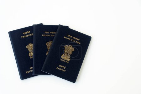 Téléchargez les photos : Passeport national indien près en arrière-plan blanc - en image libre de droit