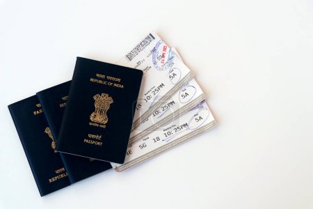 Téléchargez les photos : Passeport bleu national indien avec carte d'embarquement sur fond blanc en gros plan - en image libre de droit