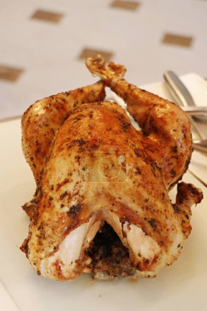 Foto de Pavo asado lento o pollo cocido con aceite y hierbas y cocido en el horno - Imagen libre de derechos