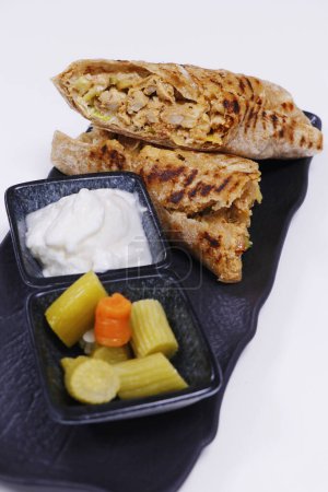 Téléchargez les photos : Nourriture arabe poulet shawarma avec sauce à l'ail et cornichon - en image libre de droit