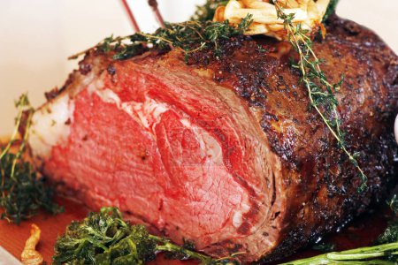 gebratenes amerikanisches Angus Beef Rib Eye Steak auf einer Fleischfleischverpflegungsstation