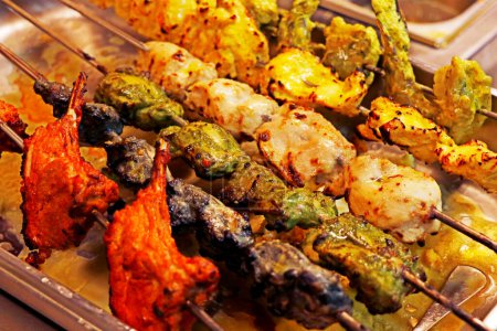 Téléchargez les photos : Kebabs tandoori indiens multicolores et aromatisés ou tikka dans une brochette, cuisine authentique - en image libre de droit