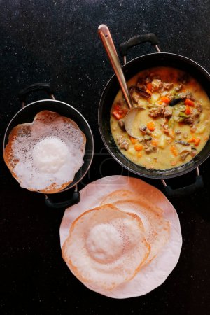 Téléchargez les photos : Spécialité alimentaire de style kerala, appam et ragoût connu sous le nom de gâteau croustillant au riz - en image libre de droit