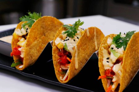 traditionelles mexikanisches Gericht Taco, bestehend aus einer kleinen handgroßen Mais- oder Weizentortilla mit Füllung