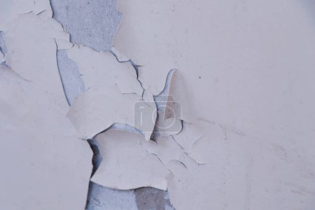 daños en la pintura de la pared debido a la humedad en primer plano