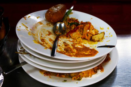 Foto de Desperdicio de alimentos, sobrante de alimentos después en un plato después de la comida. nprmally parece en hotel y catering eventos. - Imagen libre de derechos