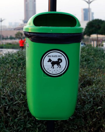 Foto de Sistema de gestión de residuos de mascotas en lugar público, contenedor de plástico para la eliminación comercial de residuos de mascotas - Imagen libre de derechos