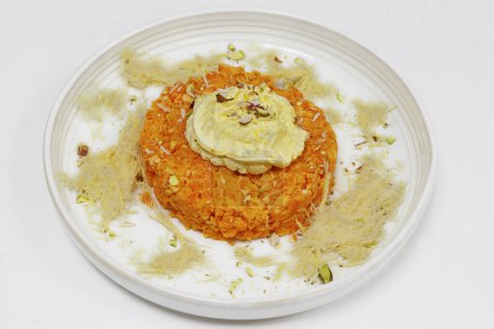Téléchargez les photos : Carotte halwa à la crème douce et soan papdi, nourriture sucrée indienne - en image libre de droit