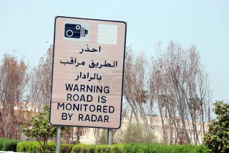 Foto de Placa de advertencia de radar de velocidad de carretera en dubai abu dhabi in uae - Imagen libre de derechos