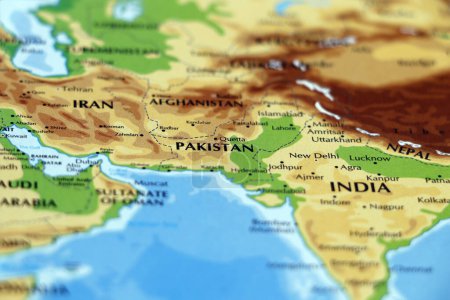 Foto de Mapa del mundo o atlas del continente asiático, India, Irán, Pakistán, Afganistán, Teherán, Kabul, los países islamabad en primer plano - Imagen libre de derechos