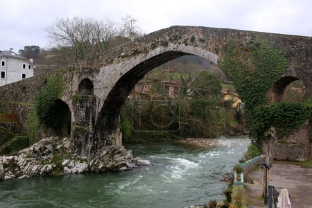 Téléchargez les photos : Pont romain en Cangas de Onis, Asturies, Espagne - en image libre de droit
