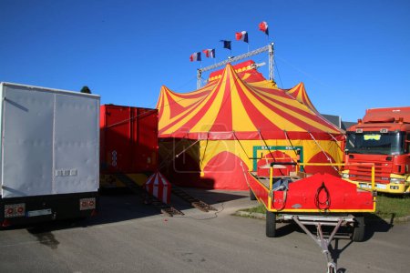 Téléchargez les photos : Cirque installé avec sa belle toile - en image libre de droit