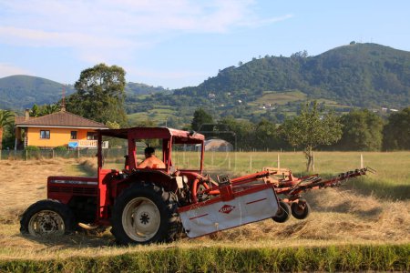 Téléchargez les photos : Travailler avec un tracteur sur le terrain - en image libre de droit