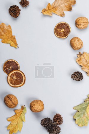 Téléchargez les photos : Fond d'automne avec des feuilles sèches, noix et épices - en image libre de droit
