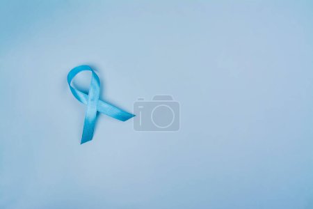 Téléchargez les photos : Ruban bleu - symbole de santé masculine, prévention du suicide. La santé mentale. Mois de sensibilisation au cancer des testicules ou de la prostate - en image libre de droit