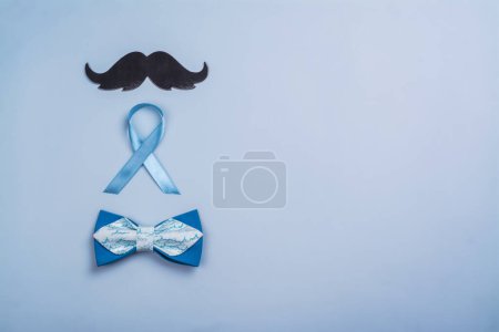 Téléchargez les photos : Moustache noire et ruban bleu - symbole de santé masculine, prévention du suicide. La santé mentale. Mois de sensibilisation au cancer des testicules ou de la prostate - en image libre de droit