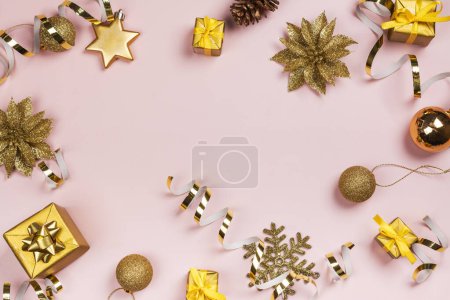 Téléchargez les photos : Fond rose de Noël avec des boîtes-cadeaux dorées, des décorations et des étoiles brillantes. Espace de copie. Vue du dessus - en image libre de droit