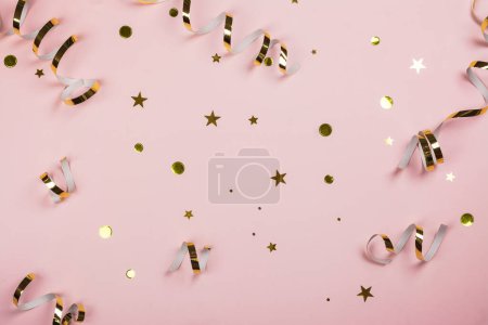 Foto de Fondo rosa navideño con cajas de regalo doradas, decoraciones y estrellas brillantes. Copiar espacio. Vista superior - Imagen libre de derechos