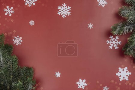 Téléchargez les photos : Fond marron de Noël avec flocons de neige blancs et branches de sapin. Espace de copie. Vue du dessus - en image libre de droit