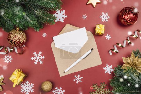 Téléchargez les photos : Le jour de la liste des pères Noël. Lettre au Père Noël fond avec carte vide et enveloppe. Vue de dessus. Espace de copie - en image libre de droit
