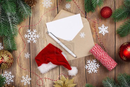 Téléchargez les photos : Le jour de la liste des pères Noël. Lettre au Père Noël fond avec carte vide et enveloppe. Vue de dessus. Espace de copie - en image libre de droit