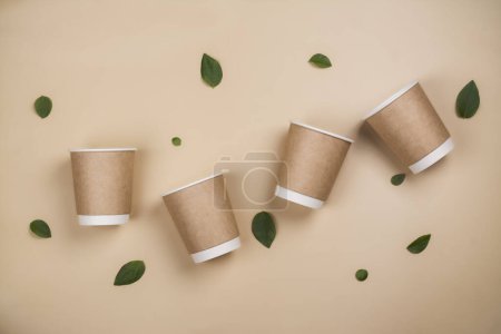 Foto de Papel tazas de café y hojas de plantas. Concepto respetuoso con el medio ambiente, fondo de embalaje cero residuos - Imagen libre de derechos