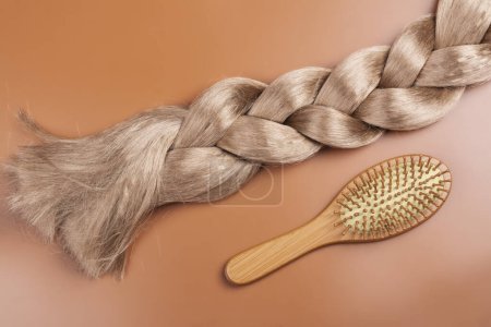 Foto de Cabello largo rubio, coleta y cepillo de bambú. Día Internacional del Pelo. Día del Pelo Malo. Copiar espacio - Imagen libre de derechos