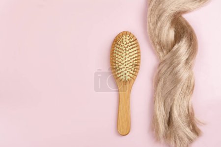Téléchargez les photos : Cheveux longs blonds avec des fleurs de sakura dedans. Journée internationale des cheveux. Mauvaise journée des cheveux. Espace de copie - en image libre de droit