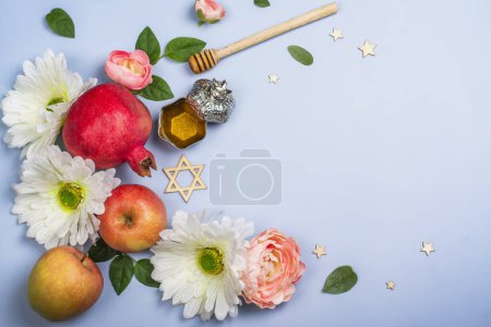 Téléchargez les photos : Miel, grenades, pommes et fleurs. Rosh Hashanah - Nouvel An juif fond. Espace de copie - en image libre de droit
