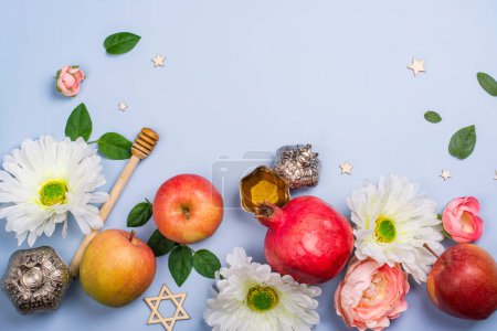 Téléchargez les photos : Miel, grenades, pommes et fleurs. Rosh Hashanah - Nouvel An juif fond. Espace de copie - en image libre de droit
