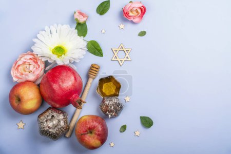 Foto de Miel, granadas, manzanas y flores. Rosh Hashaná - Fondo de Año Nuevo judío. Copiar espacio - Imagen libre de derechos
